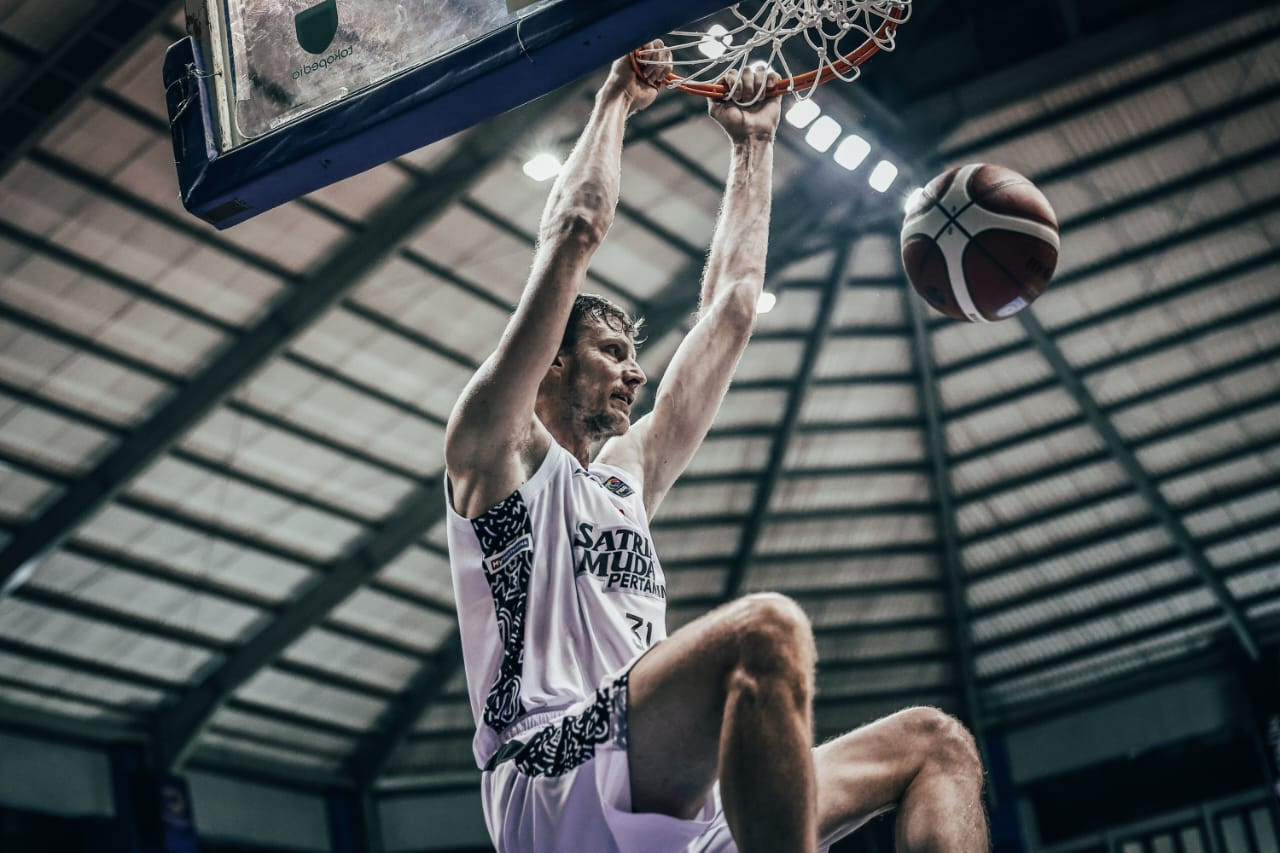 Artem Pustovyi 17 Poin di Kuarter Empat, Satria Muda Bangkit atas Prawira!, Berita FIBA