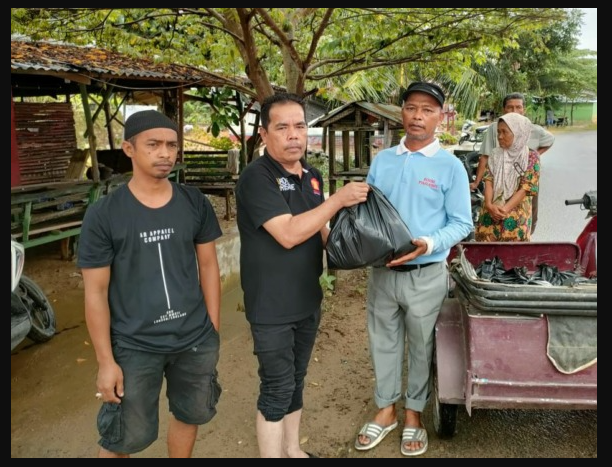 Solidaritas Andre Rosiade dalam Membagikan Ribuan Nasi Bungkus di Tengah Banjir Padang