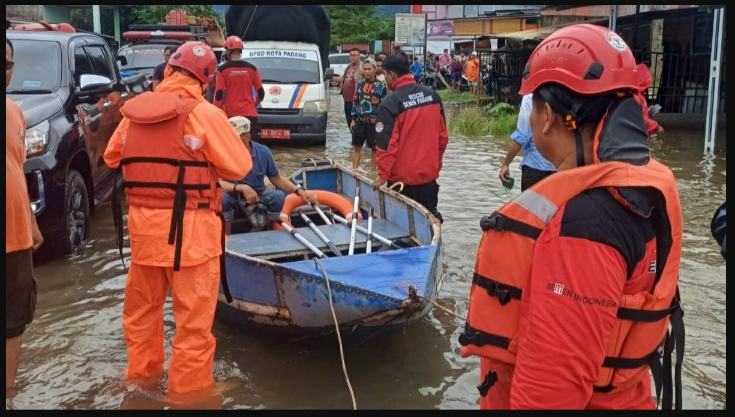Semen Padang Kirim Relawan TRC untuk Evakuasi Warga Terdampak Banjir di Kota Padang