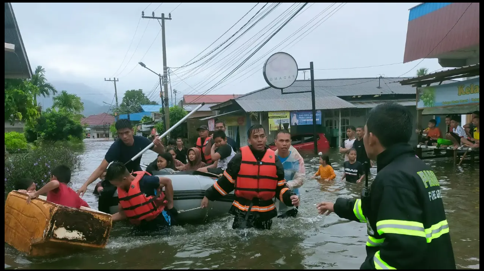 Banjir Melanda Kota Padang Akibat Curah Hujan Tinggi dan Air Laut Pasang